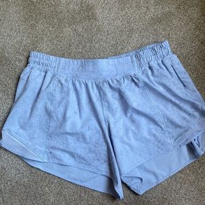 Lululemon Hotty Hot Low Rise 4” Gravel Dust Pastel Blue Multi / Pastel Blue